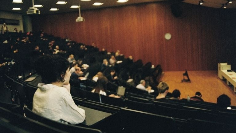 Une étudiante fantasme sur son professeur d'anatomie