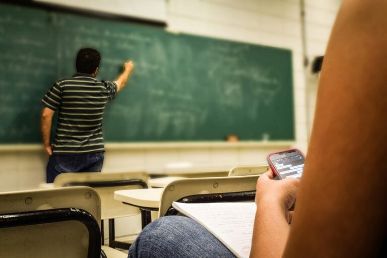 Professeur sexy lors d'une réunion parents-profs