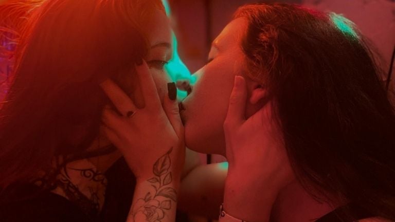femmes s'embrassent en rave party soirée musique