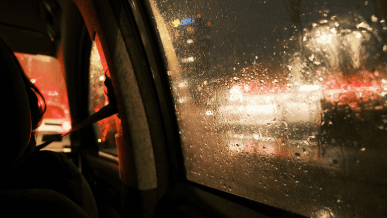 Sur la banquette arrière de la voiture
