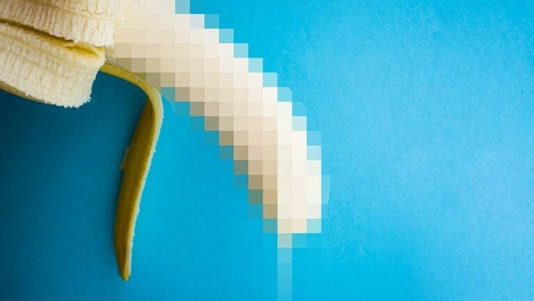 Une banane floutée illustre notre propos sur les techniques de masturbation.