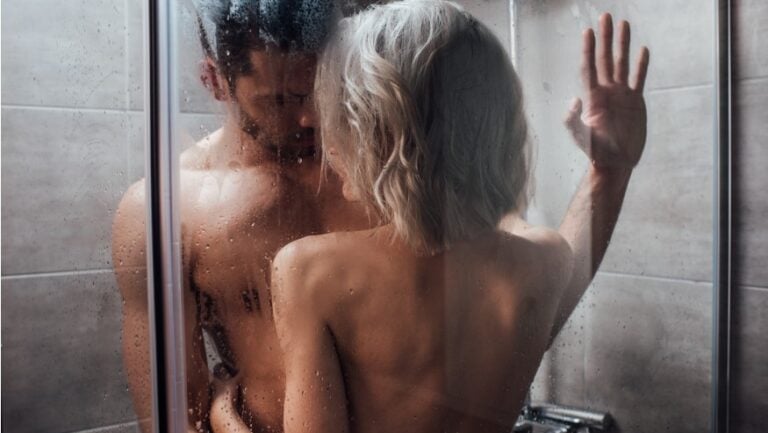 Un couple nu est collé serré dans la douche, vivant une histoire érotique.