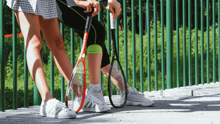 Deux femmes après un match de tennis