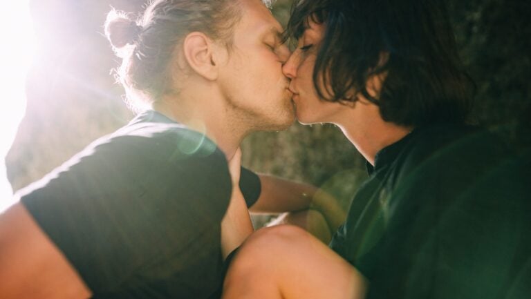 Deux personne s'embrassent tendrement sur la bouche.