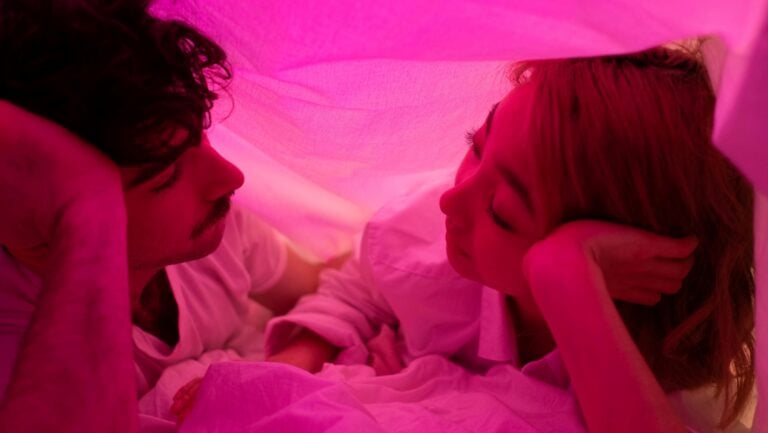Sous un drap, deux personnes discutent du consentement et de ce qu'ils aiment.