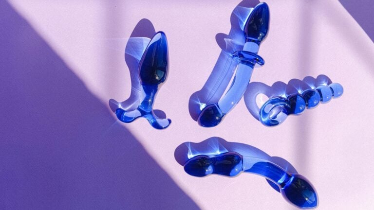 Une série de plugs pour l'anal sont photographié sur un fond de couleur pop.
