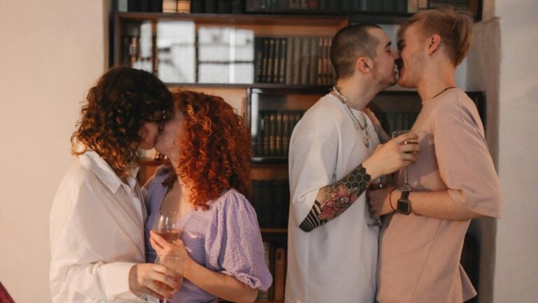 Deux couples s'échangent pour vivre une histoire érotique piquante à souhait.