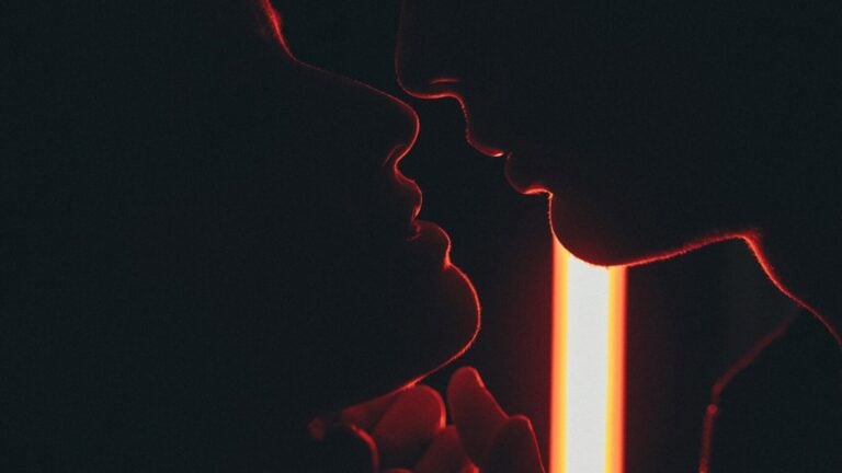 Deux bouches prêtes à s’unir dans une tension brûlante, illustrant une histoire érotique pleine de désir et d’électricité sensuelle.