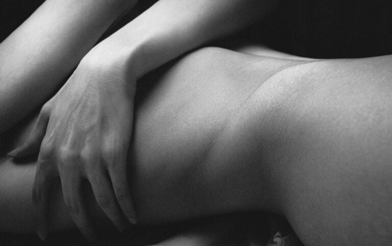 Une main posée sur une paire de fesses, prêtes à vivre une histoire érotique.