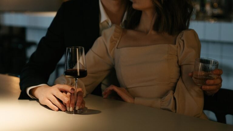 Un couple s'embrasse et s'enlace, prêt à vivre une folle histoire érotique au restaurant.