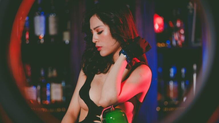 Une femme en club, prête à vivre son histoire érotique libertine.
