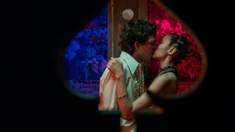 Un couple s'embrasse fougueusement et vit une chaude histoire érotique, vus par le photographe à travers le trou d'une serrure.