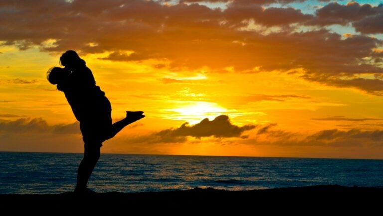 La silhouette d'un couple à la plage qui se laisserait volontiers aller à un récit érotique.
