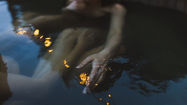 Deux femmes prêtes à vivre une histoire érotique dans un jacuzzi.