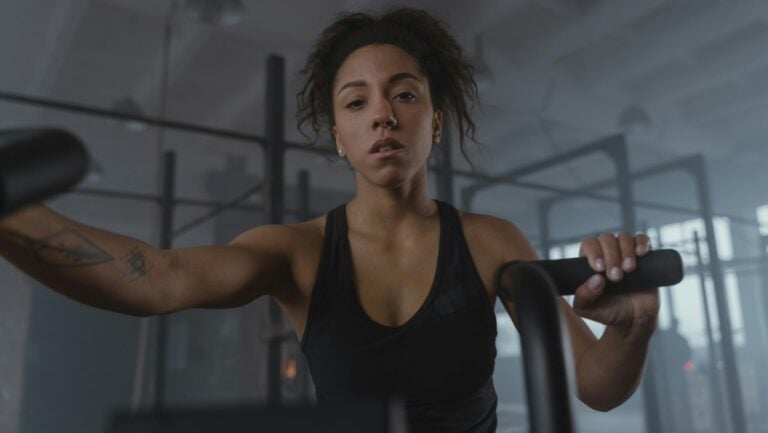 Une femme s'entraine à la salle de sport, un corp prêt à vivre une belle histoire érotique.