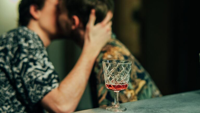 Deux hommes s'embrassent, prêts à vivre une histoire érotique.