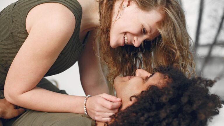 Deux personnes se regardent en souriant, complices, et illustrent parfaitement notre propos sur la sexualité épanouie.