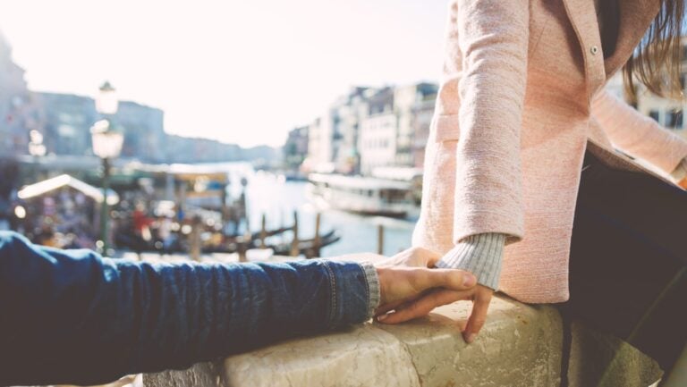 Deux personnes s'effleurent la main, prêtes à vivre une histoire érotique.